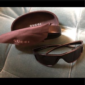 GUCCI Black sunglasses with cloth and case